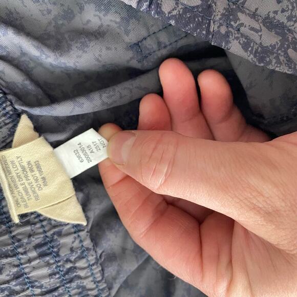 Duluth Trading Co. Dark Blue Floral Print Go-Go Elastic Waist Shorts Size Large - Picture 6 of 9